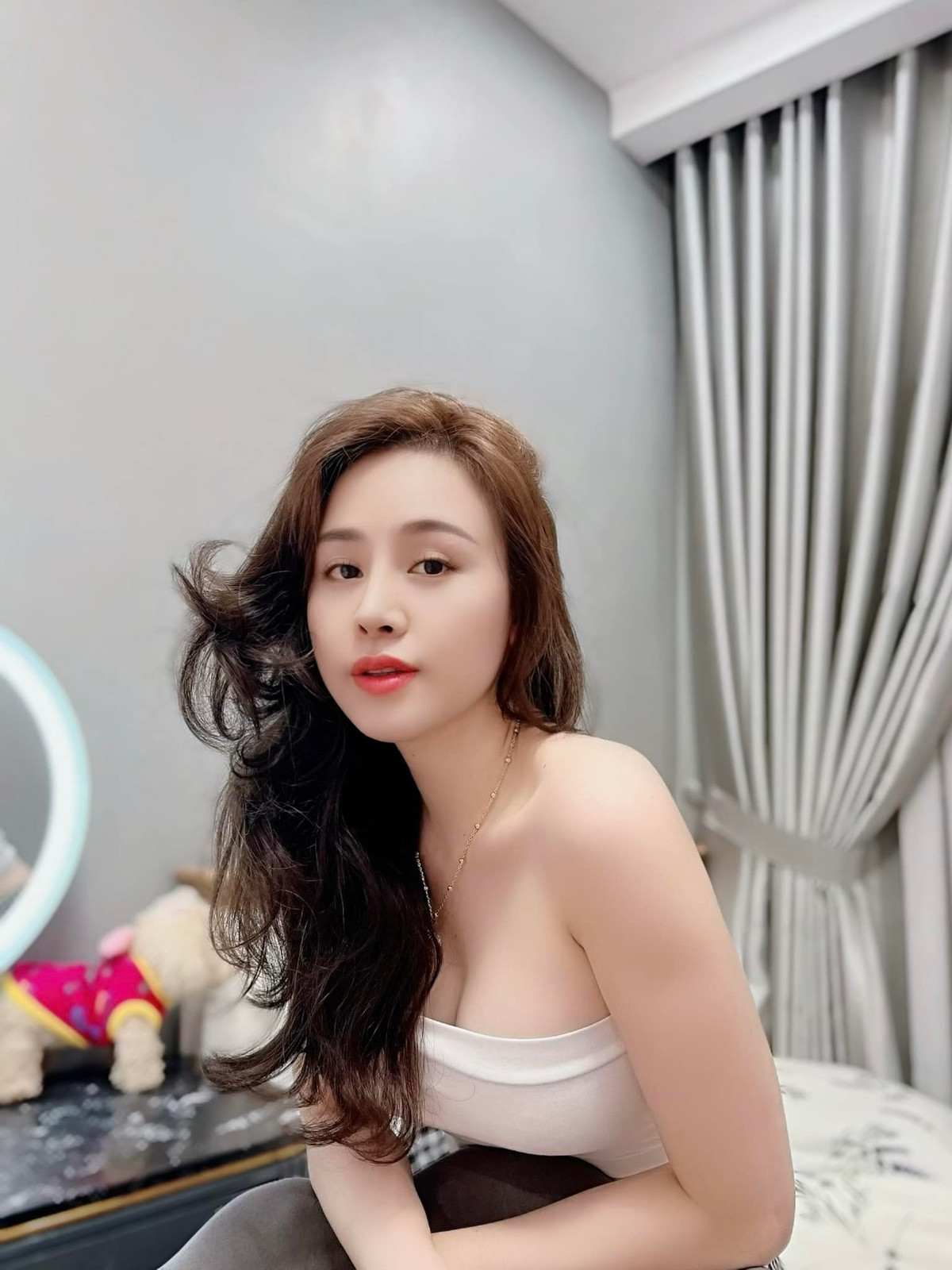 Sở hữu ngoại hình xinh đẹp, body gợi cảm, Bà Tưng thu hút sự chú ý của công chúng và trở thành ngôi sao nổi tiếng.