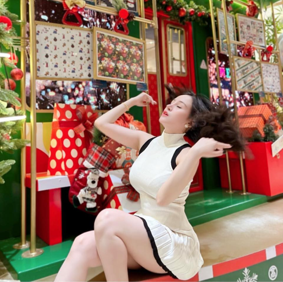 Tuy nhiên, Bà Tưng cũng vướng vào nhiều ồn ào xoay quanh phong cách ăn mặc hở hang cùng cách ứng xử gây tranh cãi.