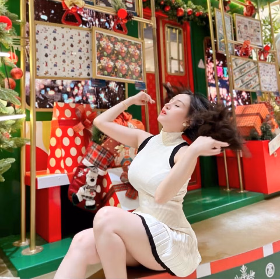 Tuy nhiên, Bà Tưng cũng vướng vào nhiều ồn ào xoay quanh phong cách ăn mặc hở hang cùng cách ứng xử gây tranh cãi.