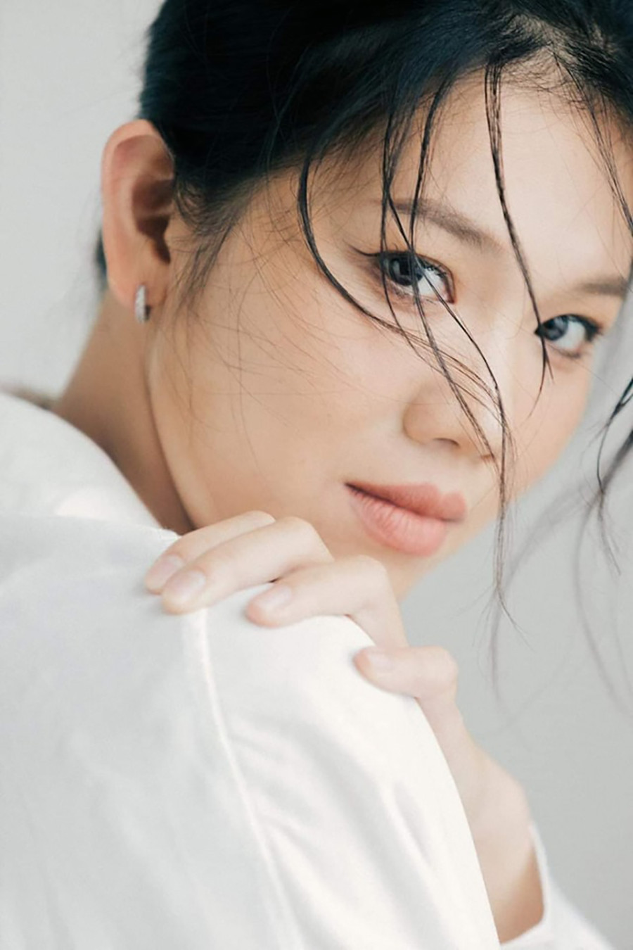 Nụ cười tươi tắn, thần sắc tươi trẻ của cô nhanh chóng khiến mọi người thích thú.