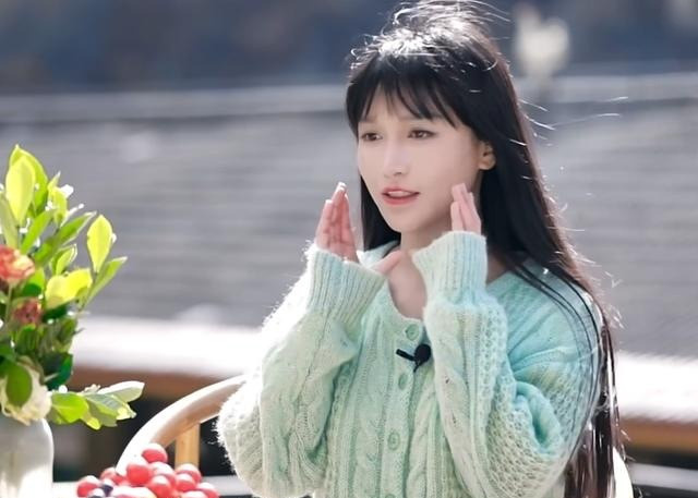 Trong phỏng vấn với Tân Hoa Xã được lên sóng ngày 13/11, cô cho biết việc học sơn mài là quá trình vừa đau đớn vừa hạnh phúc. Lúc đó vì chưa quen nên cô bị nổi mụn và ngứa ngáy toàn thân, vết mụn liên tục vỡ ra đóng vảy rồi lại vỡ ra.