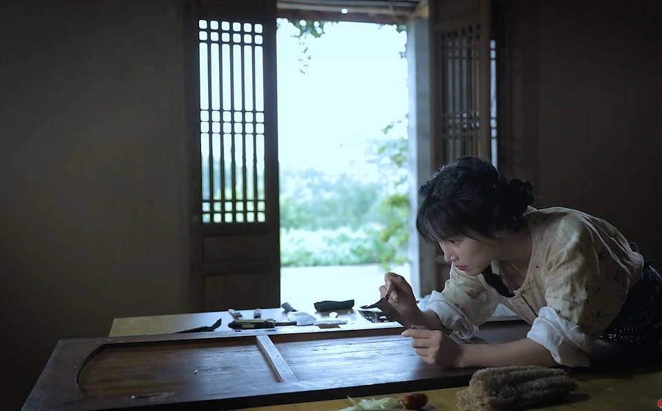 Sau khi tở lại Lý Tử Thất cũng khiến dân mạng bàn tán rôm rả. Ai nấy đều xuýt xoa vì những góc quay quá đẹp đẽ, khả năng làm được mọi thứ của “tiên nữ đồng quê” cũng như mong muốn lưu giữ văn hóa truyền thống của cô.