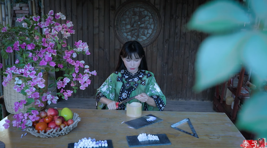 Về sau, khi đã quen thuộc và có thể tự làm một tác phẩm cho riêng mình như chiếc tủ sơn mài mà mọi người được xem, tình trạng dị ứng này của Lý Tử Thất cũng giảm bớt.