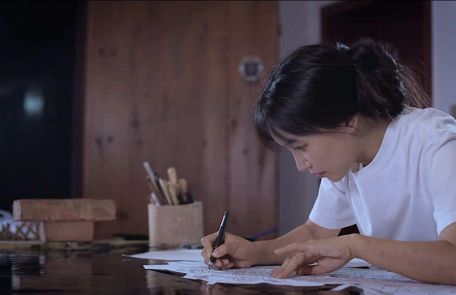 Được biết để làm ra chiếc tủ sơn mài và quay video cho mọi người, Lý Tử Thất tìm đến học hỏi nghệ nhân. Và trong thời gian mới học sơn mài, cô đã bị dị ứng nghiêm trọng.