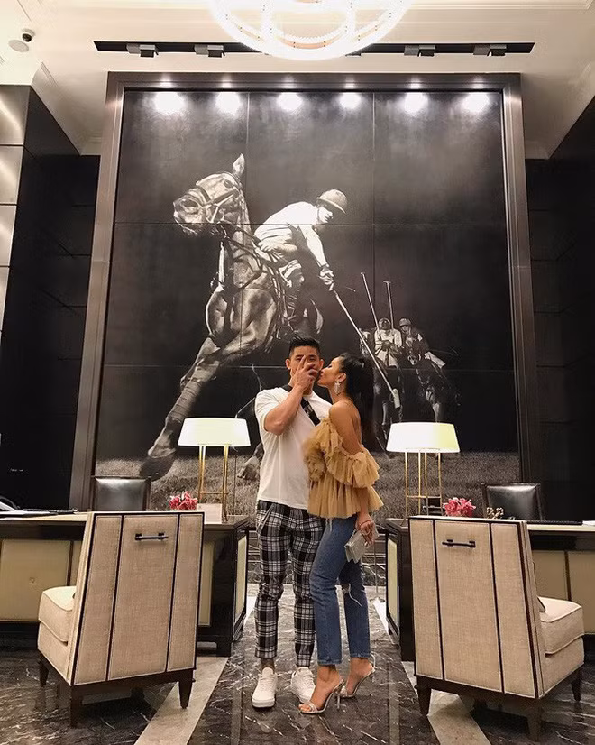 Dù thường xuyên khoe cuộc sống hạnh phúc cũng như những chuyến du lịch sang chảnh nhưng mặt mũi của chồng Meo Meo vẫn được cô nàng giữ kín như bưng