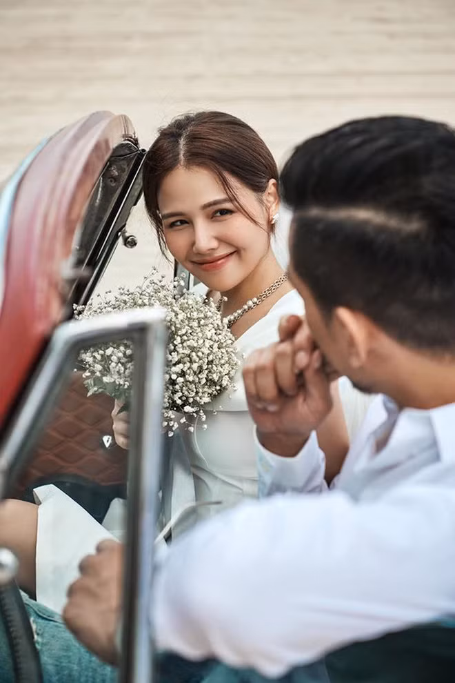 Ảnh cưới sau đó cũng được Phanh Lee chia sẻ lên trang cá nhân. Song đó đều là những hình ảnh mà nam chính đều bị che mặt.