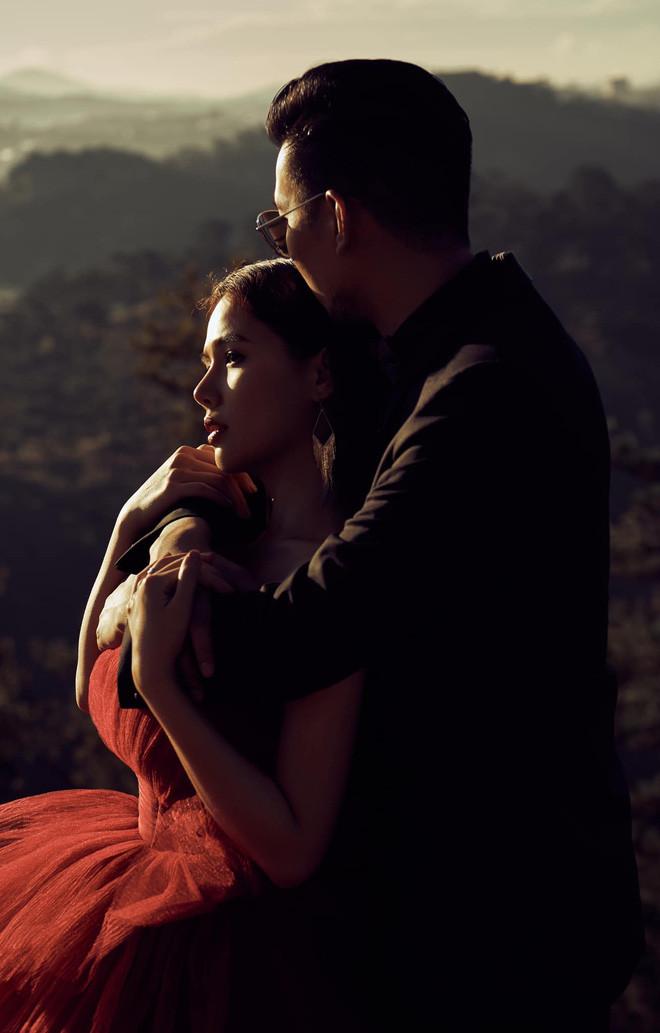 Đám cưới cổ tích của Phanh Lee và chồng được tổ chức tại bãi biển, chỉ mời gia đình cũng như bạn bè thân thiết, không có sự tác nghiệp của truyền thông.