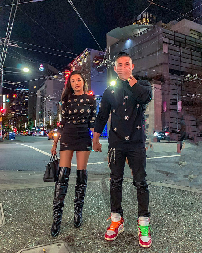 Tới sau này khi đã chính thức thành vợ chồng, hình như Meo Meo đã dạy chồng mình một dáng pose mới. Thành ra trong hầu hết mọi bức ảnh mà nàng hot girl chia sẻ, anh chàng Việt kiều luôn xuất hiện với kiểu tạo dáng lấy tay che mặt, nửa kín nửa hở