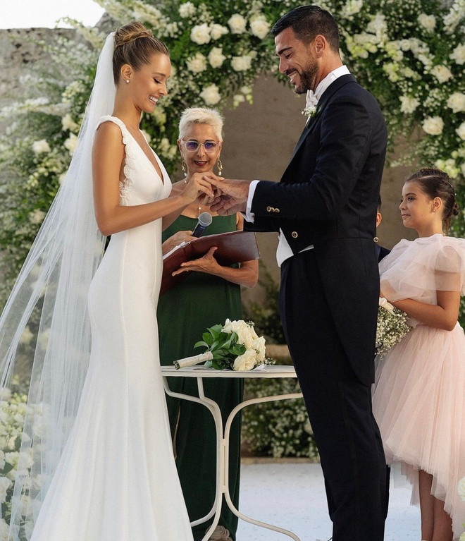 Pelle và Varga bắt đầu hẹn hò từ năm 2012 và duy trì ngọn lửa tình yêu trong suốt 11 năm. Đến tháng 1/2021, chàng cầu thủ chính thức cầu hôn bạn gái trong chuyến du lịch đến Saudi Arabia. Không lâu sau, đôi bạn trẻ chính thức về chung một nhà. Nhưng từ đó đến nay, cặp đôi vẫn chưa có con chung.