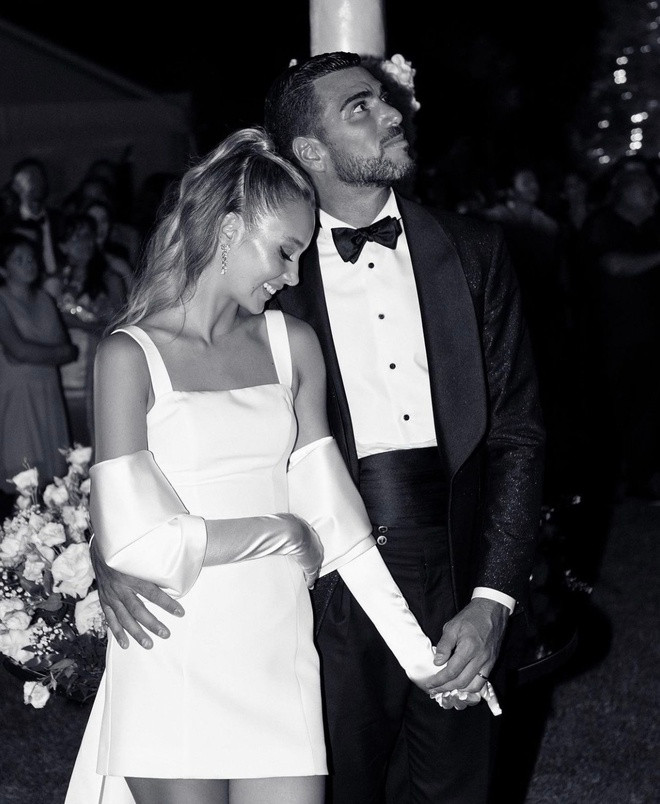 Bí quyết để tạo nên tình yêu bền chặt của Pelle và Varga có lẽ là sự ủng hộ mà cặp đôi luôn dành cho nhau. Mỹ nhân người Hungary luôn xuất hiện ở sân vận động để cổ vũ cho chồng và đồng đội trong những trận đấu quan trọng.