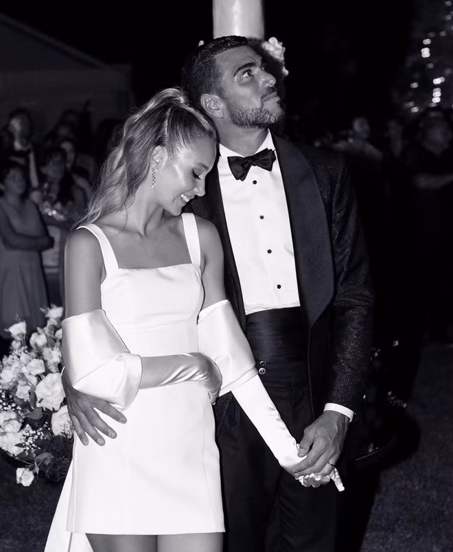 Bí quyết để tạo nên tình yêu bền chặt của Pelle và Varga có lẽ là sự ủng hộ mà cặp đôi luôn dành cho nhau. Mỹ nhân người Hungary luôn xuất hiện ở sân vận động để cổ vũ cho chồng và đồng đội trong những trận đấu quan trọng.