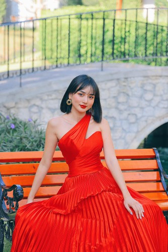 Hiện tượng mạng quê An Giang kể, hồi mới về làm dâu cô ở trong phòng livestream suốt. Mẹ chồng không biết nên nói với con trai là xem vợ bị gì mà đóng cửa nói chuyện một mình.