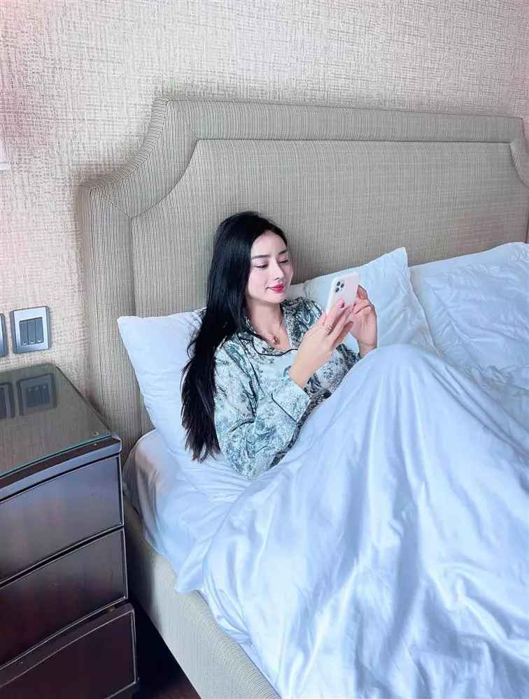 Theo đó, nhận mình là trường hợp làm dâu có 1-0-2, hot girl Angela Chu cho biết cô và mẹ chồng rất ít khi nói chuyện với nhau.