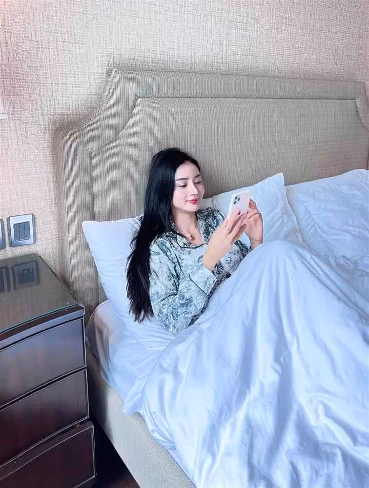 Theo đó, nhận mình là trường hợp làm dâu có 1-0-2, hot girl Angela Chu cho biết cô và mẹ chồng rất ít khi nói chuyện với nhau.