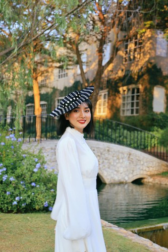 Angela Chu tên thật Minh Châu (sinh năm 1991) được biết đến nhiều với biệt danh "Phạm Băng Băng bản Việt", "bản sao Phạm Băng Băng",... nhờ sở hữu gương mặt với nhiều nét giống nữ diễn viên đình đám xứ Trung sau phẫu thuật thẩm mỹ.