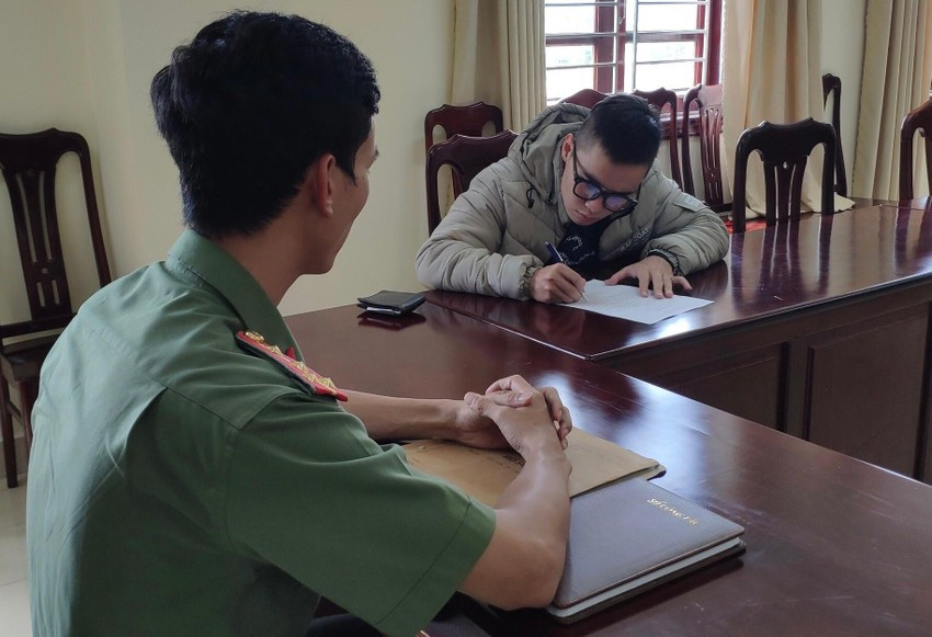 Ngày 13/8, Phòng An ninh mạng và phòng, chống tội phạm sử dụng công nghệ cao – Công an tỉnh Lâm Đồng cho biết đã triệu tập đối với Nguyễn Hoàng Minh – chủ tài khoản TikTok “H.M” (23 tuổi, ngụ TP. Biên Hòa, Đồng Nai, hiện tạm trú tại phường 4, Đà Lạt, tỉnh Lâm Đồng) để làm rõ về hành vi cung cấp thông tin sai sự thật xúc phạm danh dự, nhân phẩm cá nhân. H. N.M có tên gọi khác “hoangminhkhumbeo.