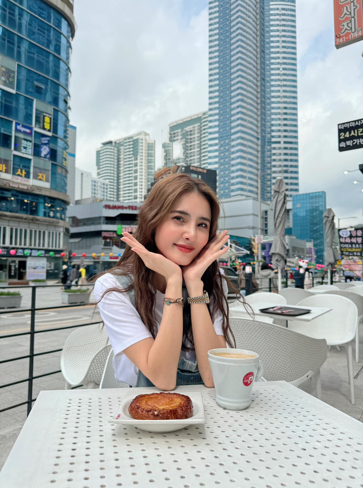 Tuy nhiên vì cuộc sống hôn nhân không hạnh phúc, Khánh Chi chia tay chồng và trở thành mẹ đơn thân.