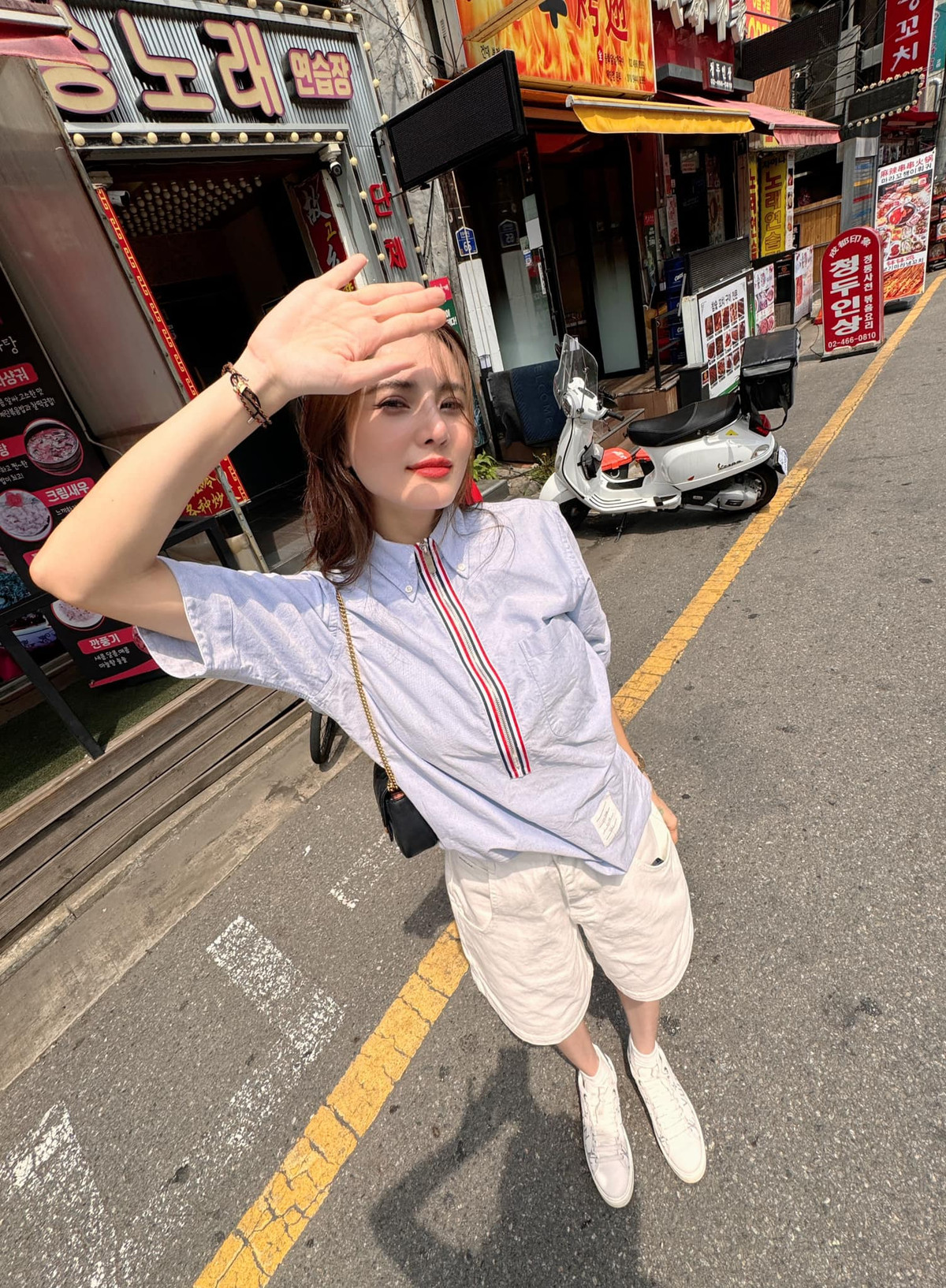 Đáng chú ý, em gái Công Vinh từng có một thời gian hoạt động nghệ thuật ngắn ngủi, nhưng sau đó người đẹp quyết định tiến đến cuộc sống hôn nhân.