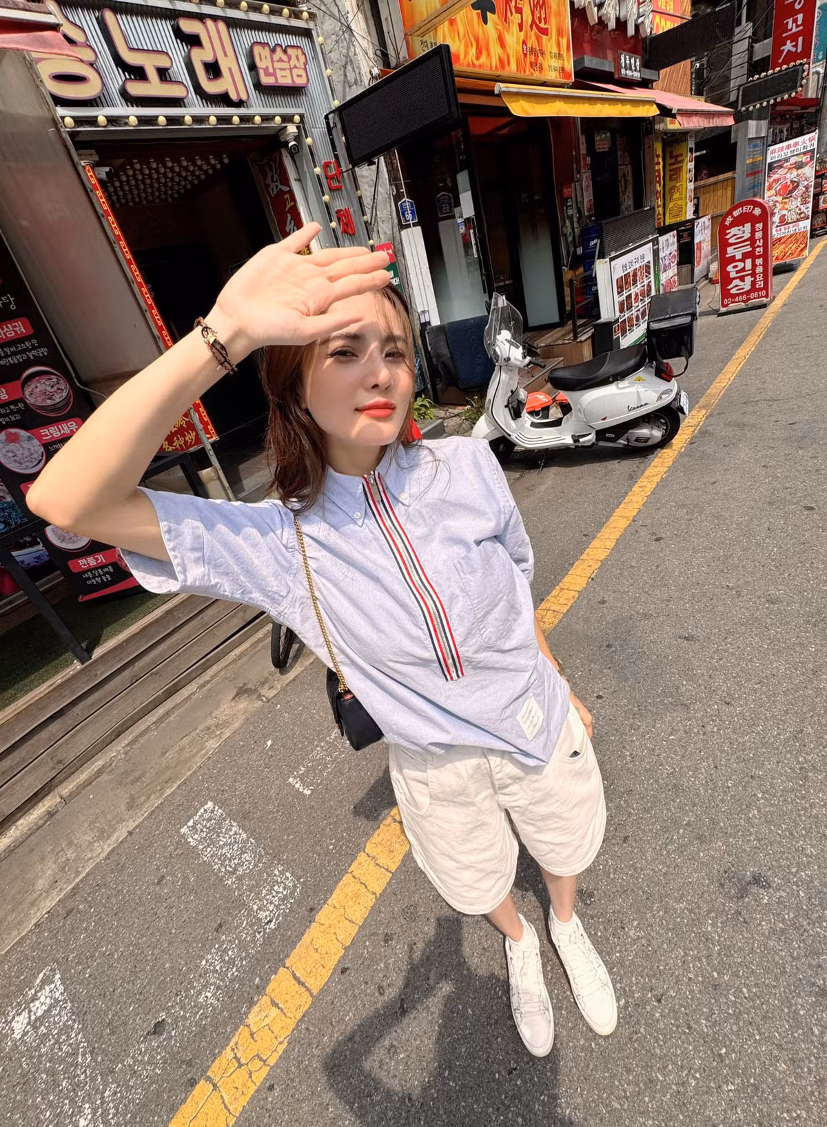 Đáng chú ý, em gái Công Vinh từng có một thời gian hoạt động nghệ thuật ngắn ngủi, nhưng sau đó người đẹp quyết định tiến đến cuộc sống hôn nhân.