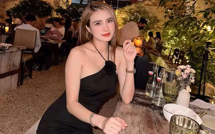 Sau vài câu nói, em gái Công Vinh hào hứng nêu lên ý kiến riêng của bản thân về chuyện tình cảm: "Kệ chứ, mình một mình nhưng vẫn thích có nhiều người theo đuổi ấy. Chị thích như vậy, haha".