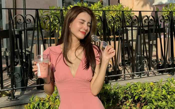 Khi trả lời bình luận của bạn bè, Khánh Chi khá cởi mở trong việc nhắc đến cuộc sống cá nhân. Một người em trêu đùa cô nàng: "Các anh vào xếp hàng đi kk".