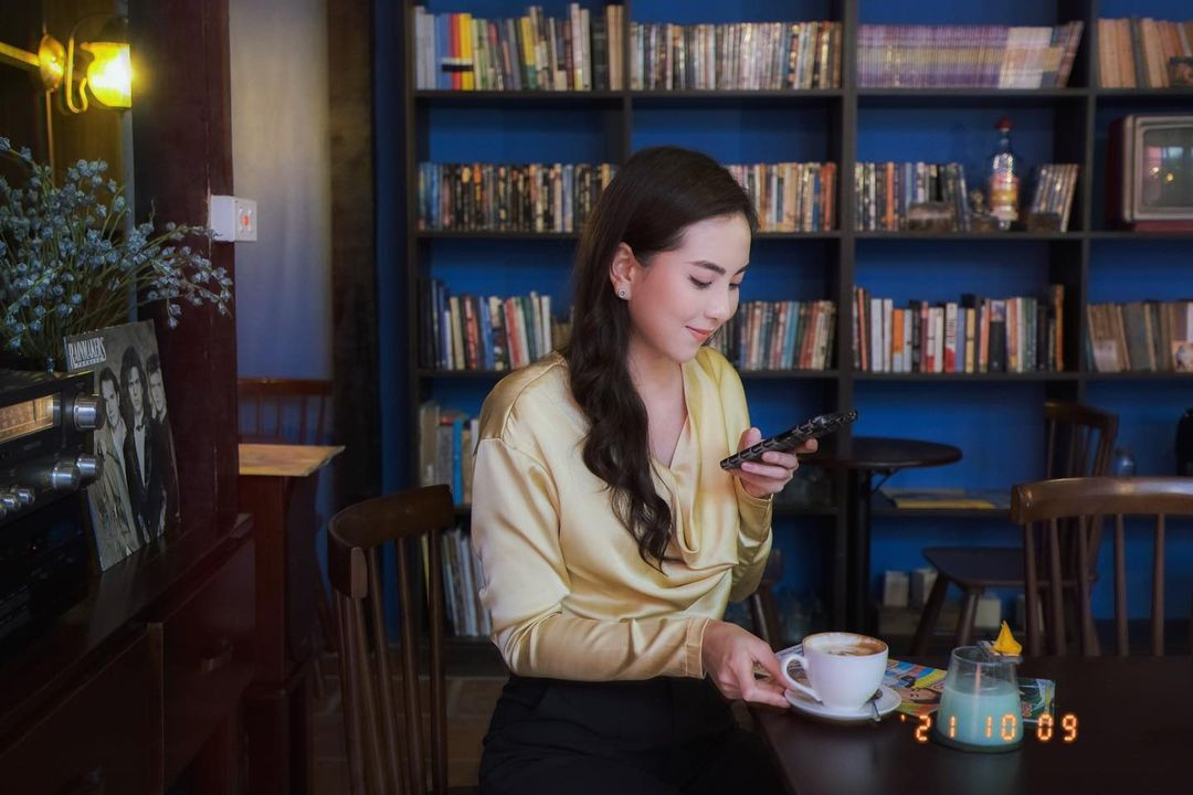 Cụ thể, trong những bức ảnh khoe check-in tại quán cafe, Mai Ngọc không chỉ khoe dáng vô cùng sang chảnh mà còn trên tay là tớ báo Hoa Học Trò mà chính nữ MC từng làm người mẫu ảnh.