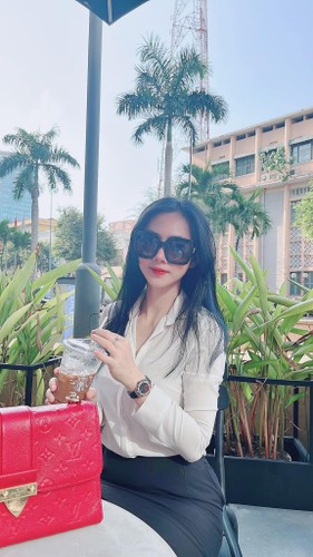 Yến Xôi đang cảm thấy rất hạnh phúc với tổ ấm nhỏ và công việc kinh doanh. Cô nàng chia sẻ việc chăm sóc con cái cũng đơn giản vì hai con đã lớn, bé trai gần 6 tuổi, bé gái gần 4 tuổi.