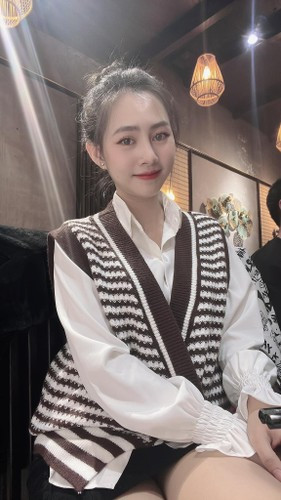 Vào năm 2020, cô chia sẻ hai vợ chồng hiện sở hữu một chiếc Rolls-Royce màu trắng 25 tỷ và một chiếc Range Rover màu đen trị giá 7 tỷ đồng.