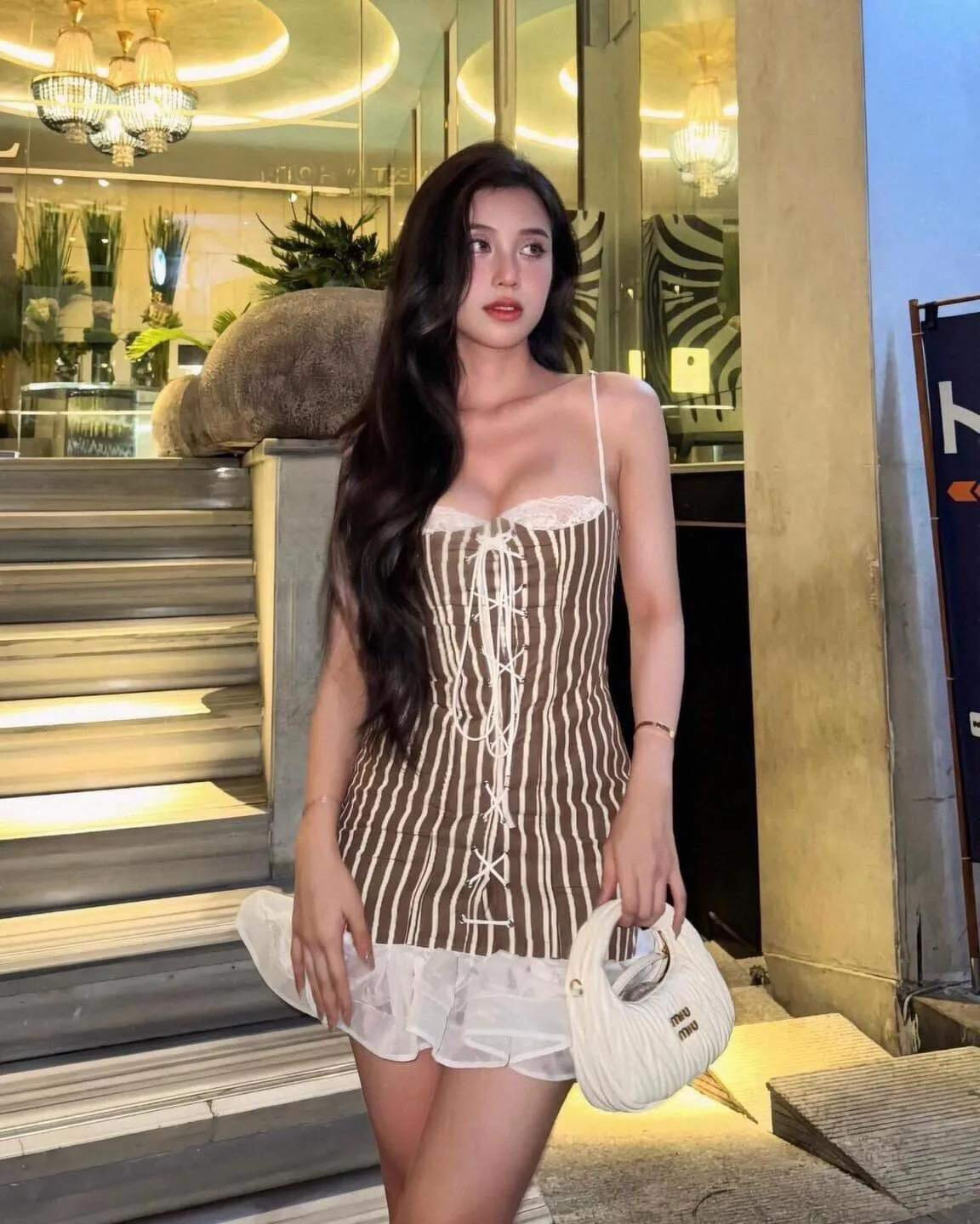 Trúc Phương là cựu du học sinh Úc 9 năm, “con nhà người ta” với ngoại hình xinh đẹp quyến rũ nhưng rất xông xáo trong các hoạt động thiện nguyện trước khi rơi vào vòng lao lý.