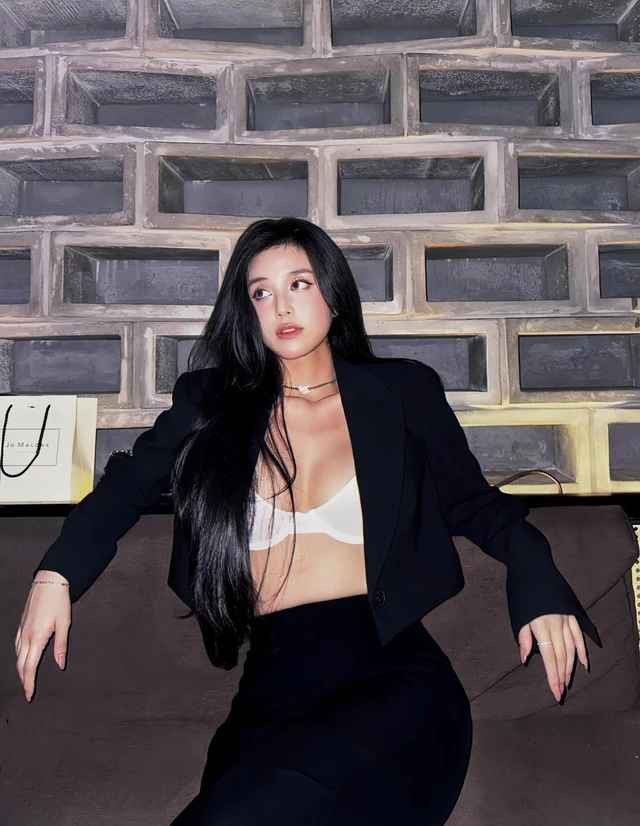 "Cô tiên từ thiện" ưa chuộng những mẫu váy mỏng manh, được thiết kế theo form dáng ngắn trên đầu gối, ôm sát, tôn lên đường cong cơ thể.