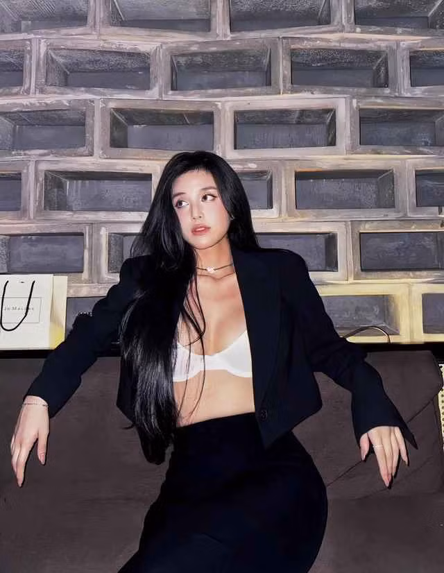 "Cô tiên từ thiện" ưa chuộng những mẫu váy mỏng manh, được thiết kế theo form dáng ngắn trên đầu gối, ôm sát, tôn lên đường cong cơ thể.