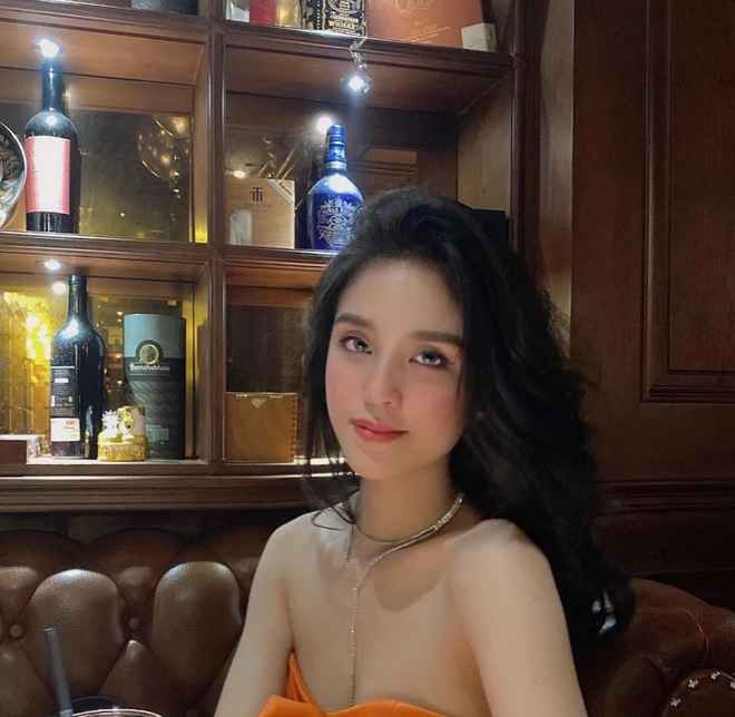 Thậm chí, nhiều thiết kế được Trúc Phương lựa chọn còn khoét sâu khoe vòng 1 lấp ló.