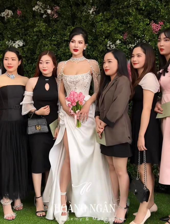 Theo chia sẻ của người đăng tải, cô dâu tên Biện Di, hiện đang sinh sống tại TP. Cao Lãnh (tỉnh Đồng Tháp).