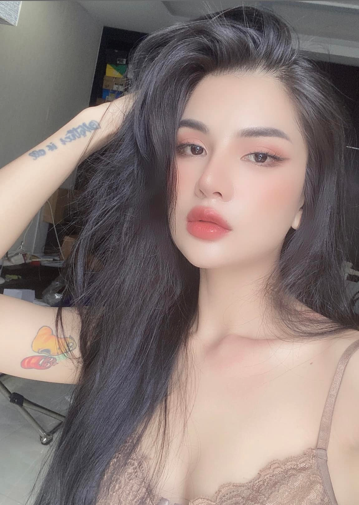 Được biết cô dâu Biện Di và chồng đã làm lễ đính hôn từ năm 2021 và có một con gái, đến thời điểm hiện tại mới quyết định tổ chức hôn lễ.