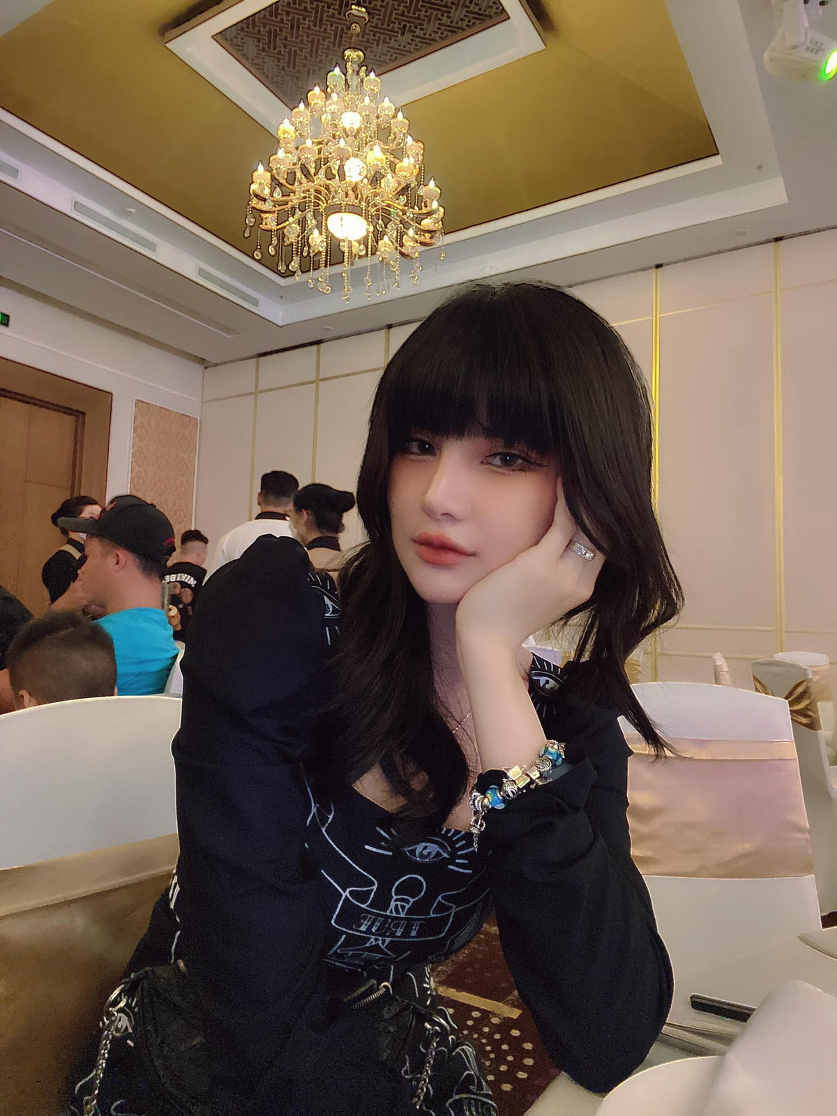 Nhiều bình luận còn so sánh nhan sắc cô dâu với Top 3 Miss World Vietnam 2023 và cho rằng, cô dâu "đủ cửa" làm bông hậu.