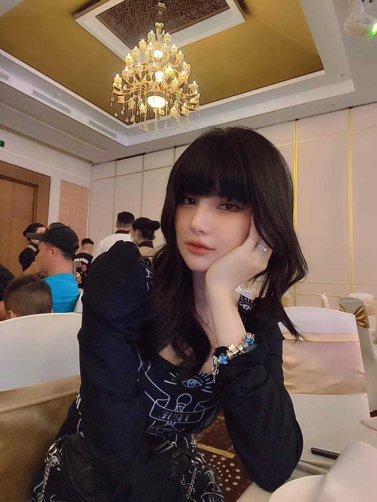 Nhiều bình luận còn so sánh nhan sắc cô dâu với Top 3 Miss World Vietnam 2023 và cho rằng, cô dâu "đủ cửa" làm bông hậu.