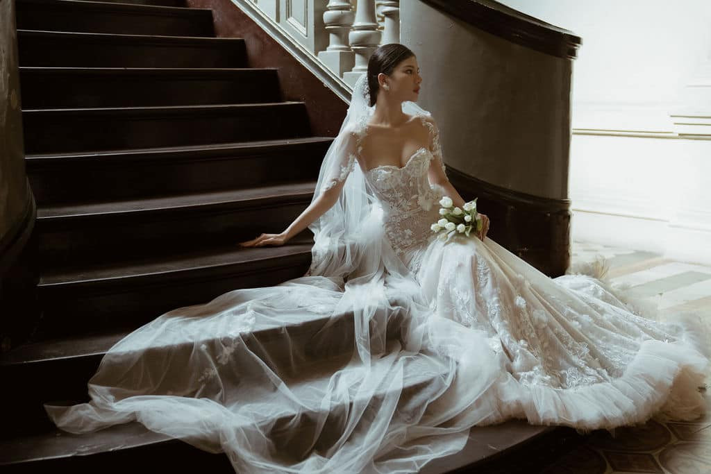 Đơn cử như việc cô dâu chuẩn bị nhiều bộ váy cưới cầu kỳ, có bộ lên đến 200 triệu đồng.