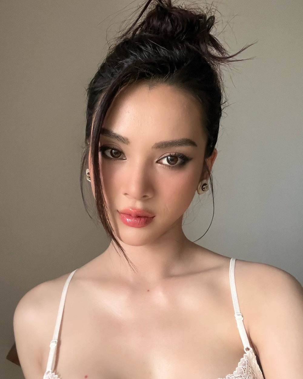 Vượt qua biến cố trong quá khứ, giờ đây Quỳnh Lương một mình nuôi con khôn lớn. Cô từng tiết lộ thu nhập của bản thân có lúc lên đến hàng trăm triệu đồng nhờ vào việc làm mẫu ảnh.