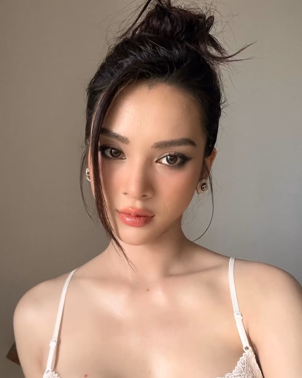 Vượt qua biến cố trong quá khứ, giờ đây Quỳnh Lương một mình nuôi con khôn lớn. Cô từng tiết lộ thu nhập của bản thân có lúc lên đến hàng trăm triệu đồng nhờ vào việc làm mẫu ảnh.