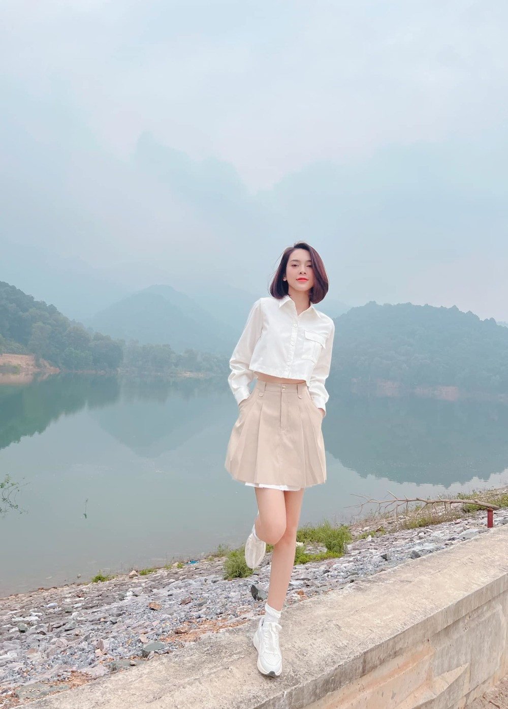 Quỳnh Lương chia sẻ: "Bản thân mẹ em cũng là một single mom, bây giờ đến em lại bước vào con đường như mẹ. Gia đình ở quê nhận những lời không hay từ nhiều người về điều này. Hà Nội có một ngôi chùa chuyên cưu mang phụ nữ có thai và trẻ em bị bỏ rơi, em rất hay vào đó. Em cũng nhắn tin với người thân là quyết định vào chùa".