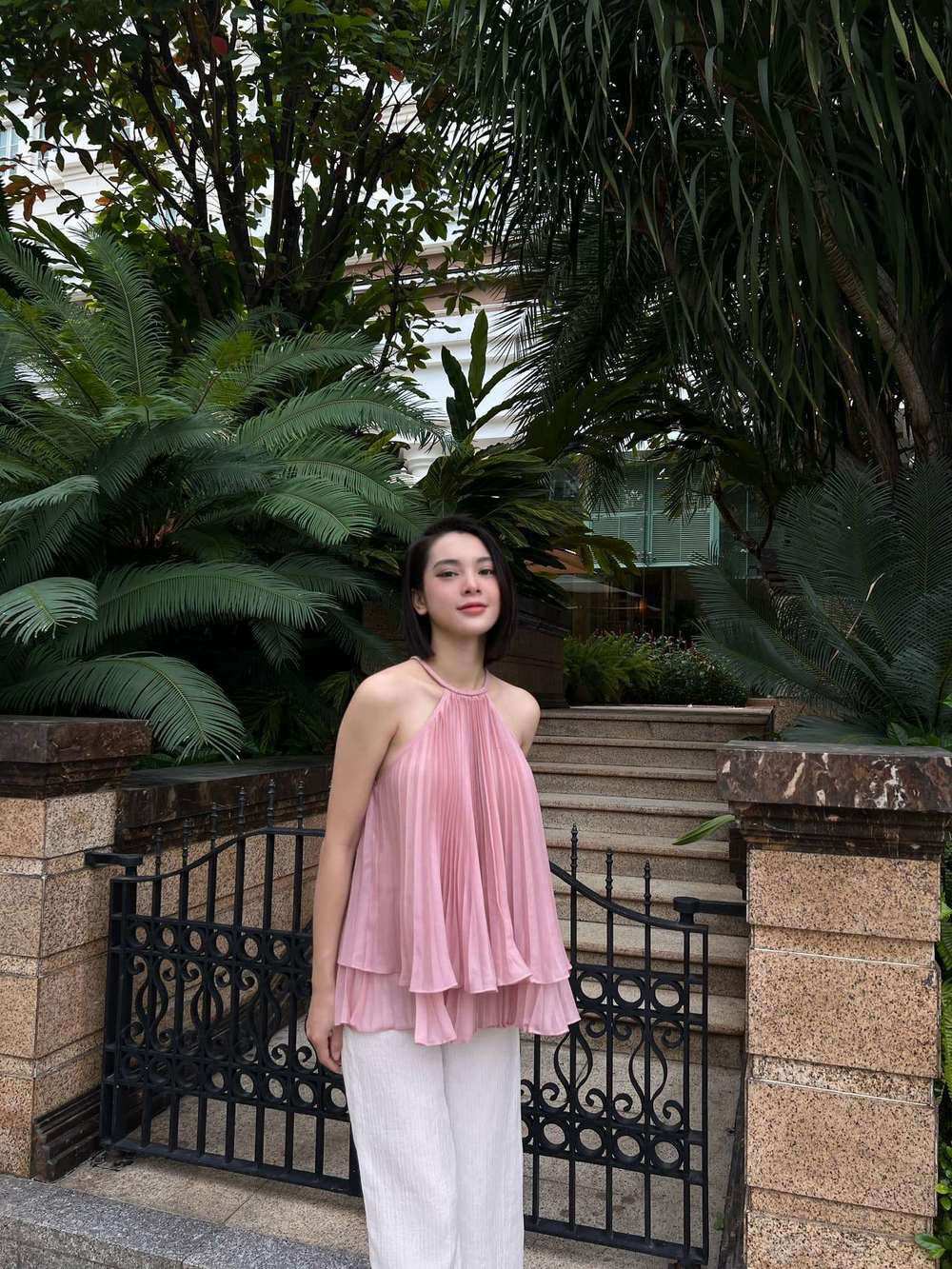 Quỳnh Lương cố tỏ ra hạnh phúc để duy trì hôn nhân và sinh con ra đời. Không lâu sau đó, hot girl xinh đẹp này bị rối loạn tâm lý sau sinh không thể ăn uống bất cứ thứ gì.