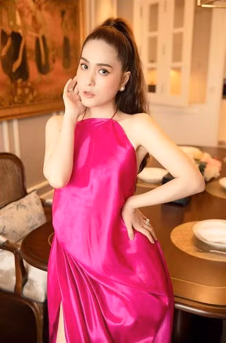 Đoàn Di Băng đã trích 500 triệu đồng vào quỹ từ thiện mang tên hai người con gái Hanayuki để giúp đỡ thêm những hoàn cảnh khó khăn trong cuộc sống.