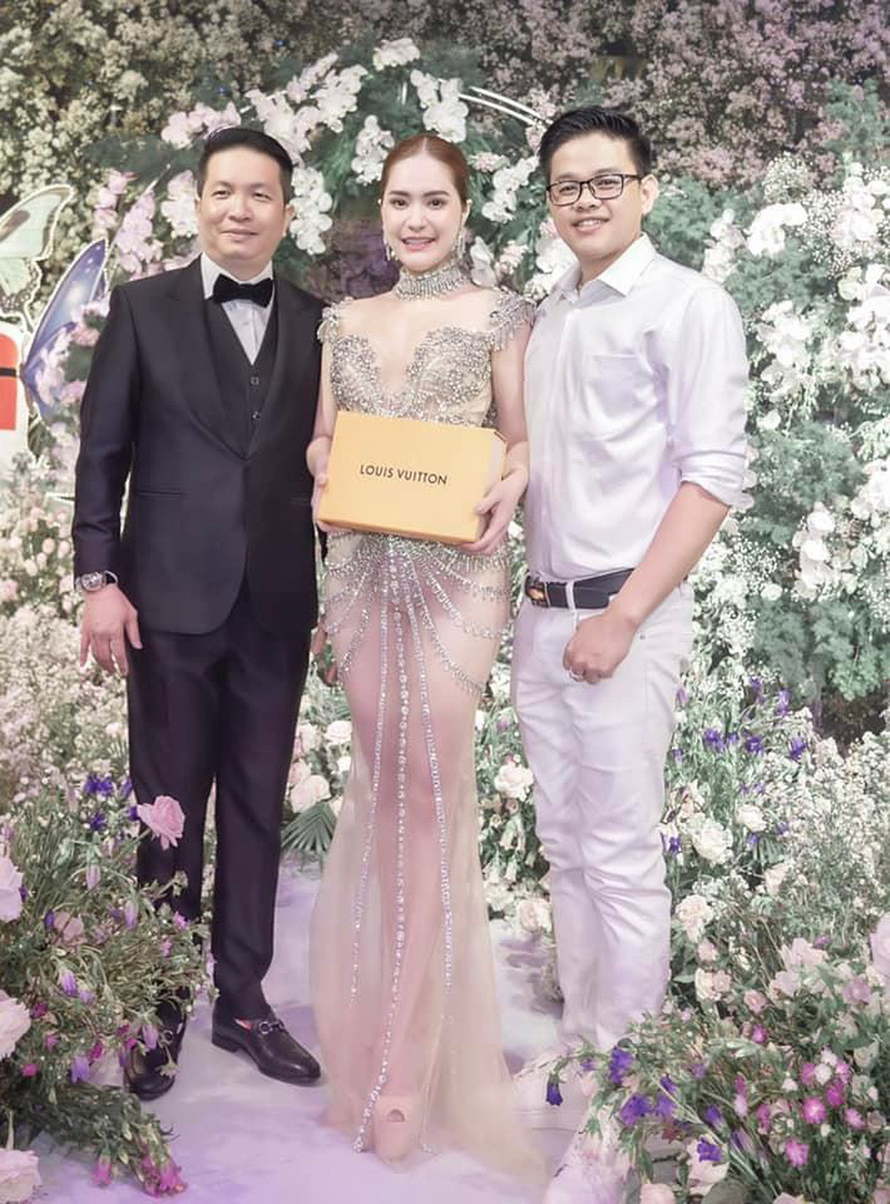 Bữa đại tiệc của Đoàn Di Băng được trang trí bằng 4 tấn hoa tươi, mời 100 khách mời VIP, sử dụng 50 photographer tác nghiệp bắt trọn mọi khoảnh khắc, 100 nhận sự đón khách.