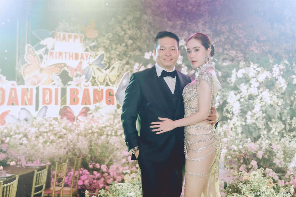 Một phần vô cùng hấp dẫn khiến ai cũng tò mò đó là tiết mục bóc quà sinh nhật của Đoàn Di Băng.