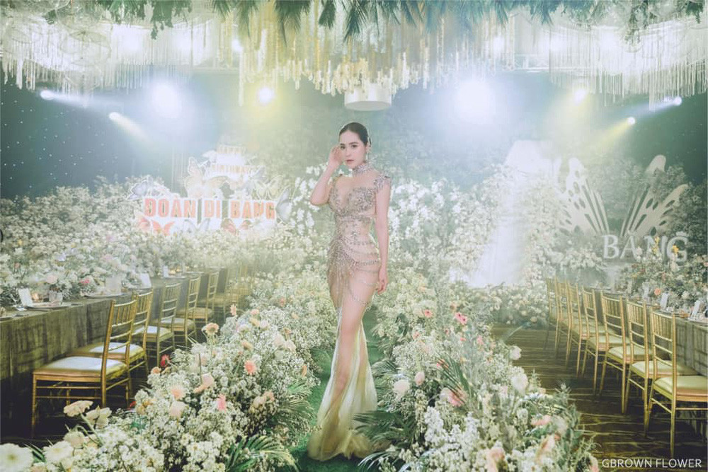 Theo loạt hình ảnh hội trường bữa tiệc sinh nhật được chia sẻ, bữa tiệc được trang trí theo phong cách vườn địa đàng, với phông màu chủ đạo là trắng và hồng.