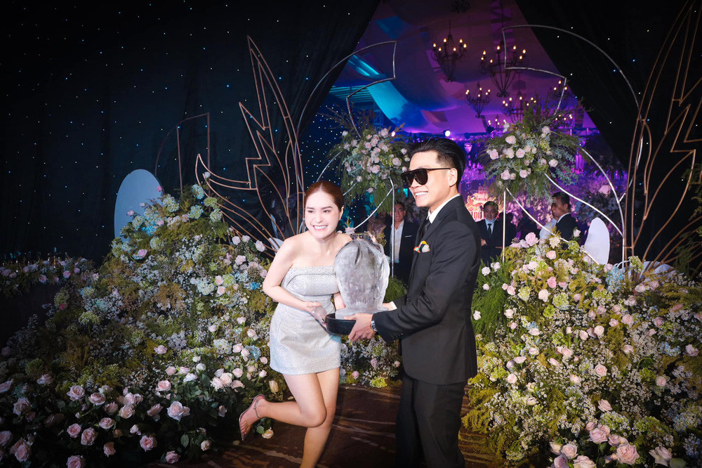 Riêng nữ đại gia diện trên người bộ váy được thiết kế riêng, giá trị được tiết lộ lên đến gần 900 triệu đồng.