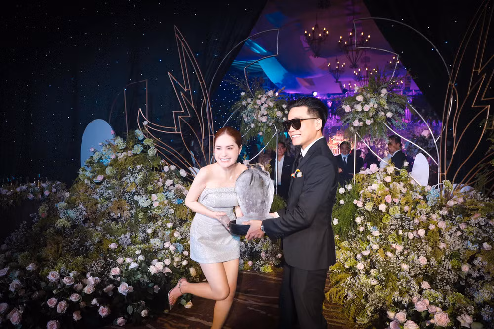 Riêng nữ đại gia diện trên người bộ váy được thiết kế riêng, giá trị được tiết lộ lên đến gần 900 triệu đồng.