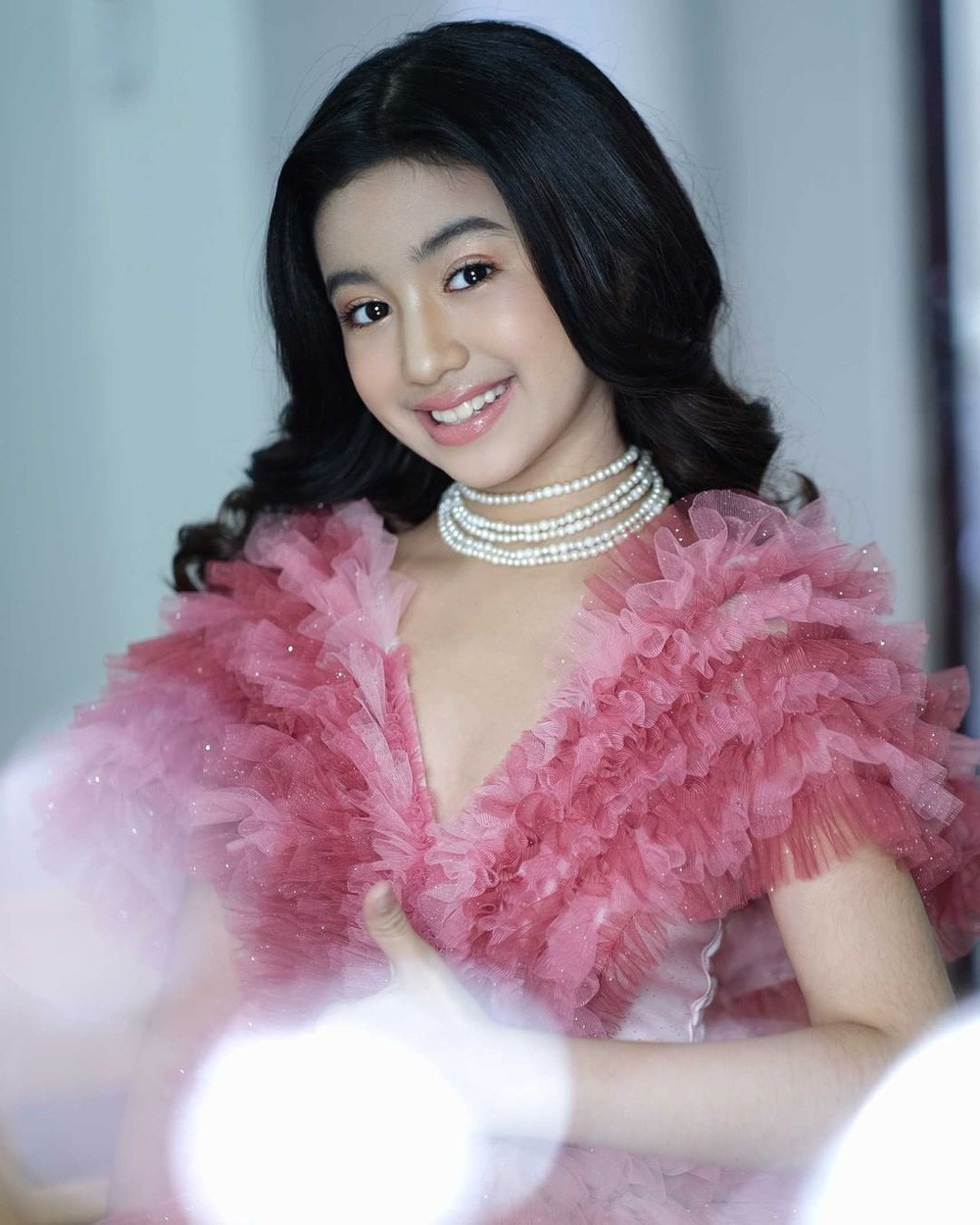 Sống trong môi trường hoàng gia, Jenna sớm mang thần thái quý phái của một mỹ nhân đài các. Cô vừa có nét dịu dàng phương Đông của mẹ, vừa mang vẻ sắc sảo phương Tây của cha.