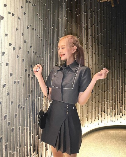 Ngoài ra, trước khi lấy chồng, Xoài Non từng góp mặt tại một số sitcom, MV ca nhạc. Đồng thời, 10X cũng là gương mặt có tiếng trong làng mẫu ảnh, chụp lookbook tại Sài Gòn.