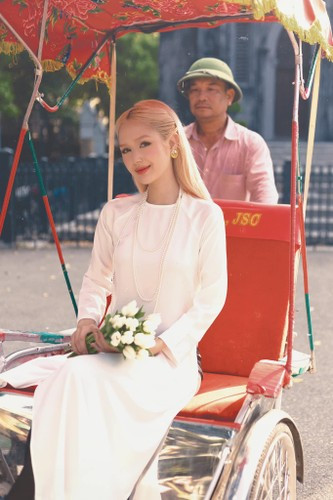 Khẳng định không quen biết cô dâu, chú rể nhưng Xoài Non vẫn quyết định lên đồ để đi vì được chồng rủ.